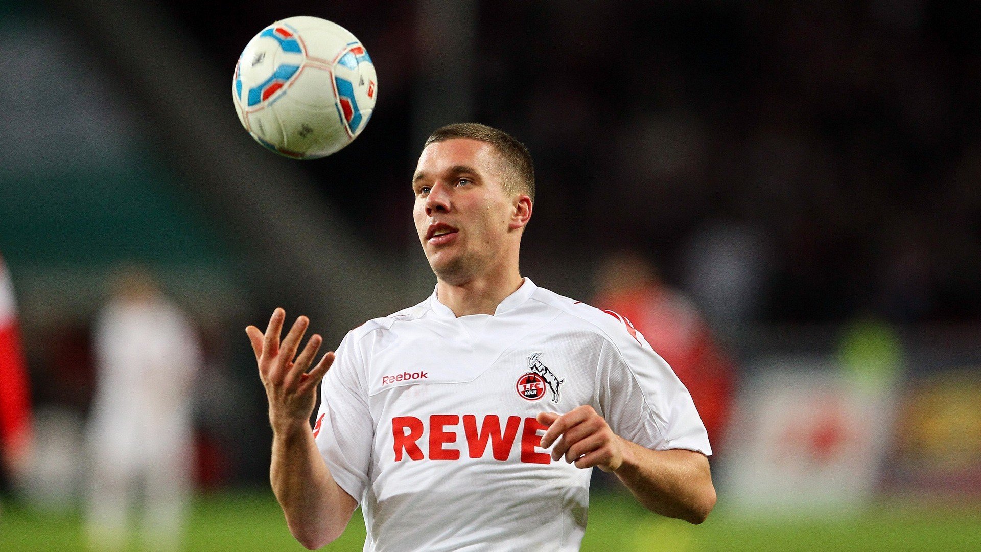 巴黎球星遭凶狠铲球伤退，痛苦落泪，巴黎球迷