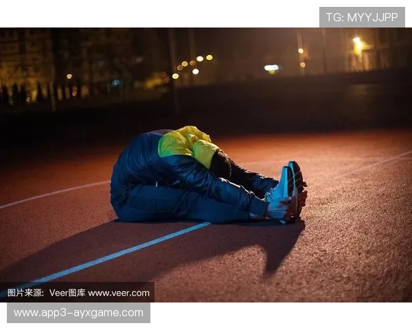 守门员夜间训练反应球，扑救顺序与脚下传球并重训练