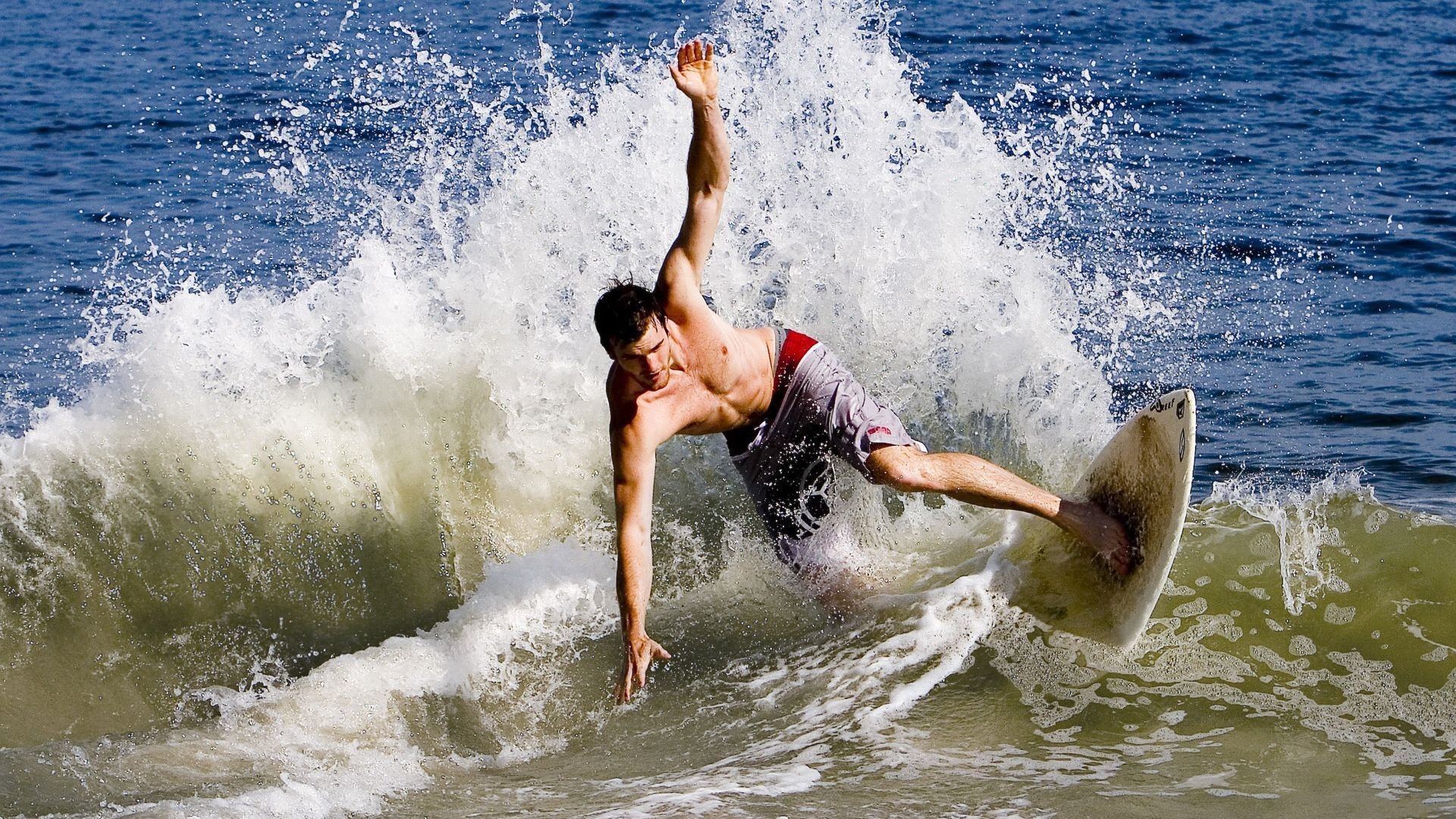 世界杯后：巴黎、曼彻斯特、布宜诺斯艾利斯等多城立起世界杯主题涂鸦墙