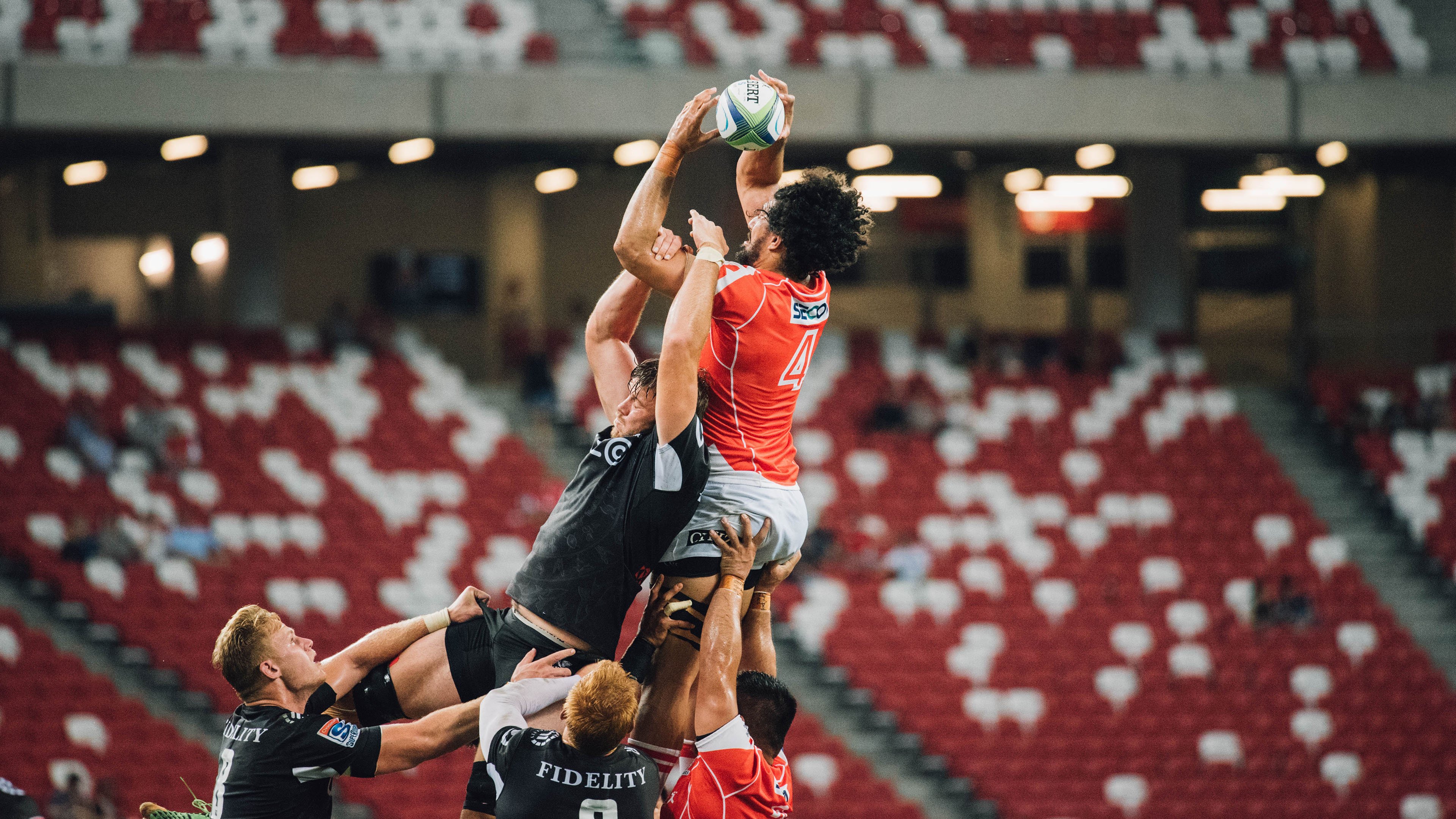 世界杯：各国球迷交换围巾、徽章和帽子 成为友谊象征